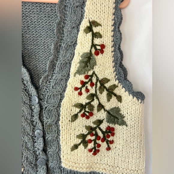 Vintage Women’s BOBBIE BROOKS Hand Knitted Berry* Vest - Picture 3 of 7